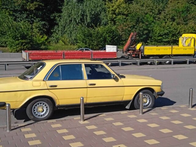 Жовтий Мерседес В123, об'ємом двигуна 2.3 л та пробігом 167 тис. км за 1500 $, фото 1 на Automoto.ua