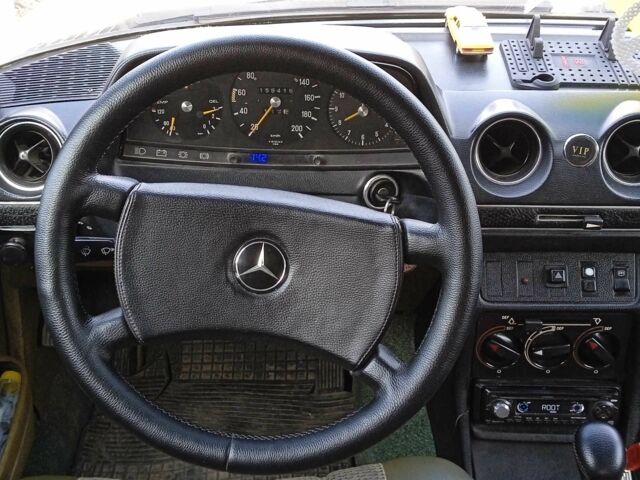 Жовтий Мерседес В123, об'ємом двигуна 2.3 л та пробігом 167 тис. км за 1500 $, фото 6 на Automoto.ua