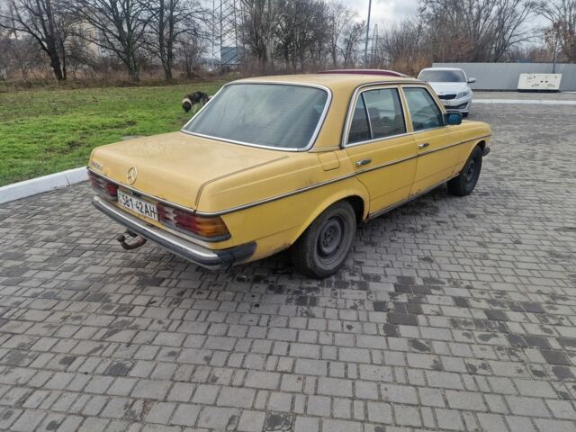 Желтый Мерседес В123, объемом двигателя 2.4 л и пробегом 400 тыс. км за 1350 $, фото 4 на Automoto.ua