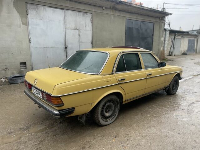 Жовтий Мерседес В123, об'ємом двигуна 2.3 л та пробігом 388 тис. км за 1850 $, фото 3 на Automoto.ua