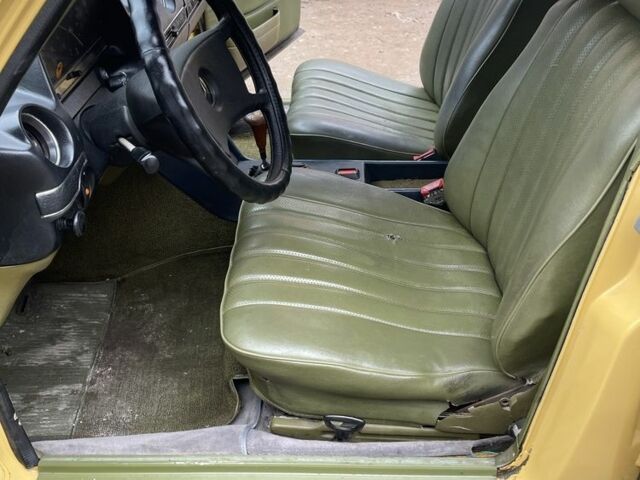 Жовтий Мерседес В123, об'ємом двигуна 2.3 л та пробігом 388 тис. км за 1850 $, фото 21 на Automoto.ua