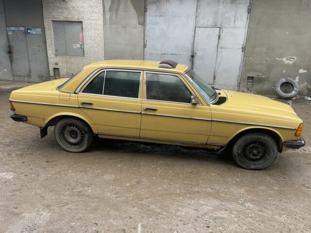 Жовтий Мерседес В123, об'ємом двигуна 2.3 л та пробігом 388 тис. км за 1850 $, фото 2 на Automoto.ua