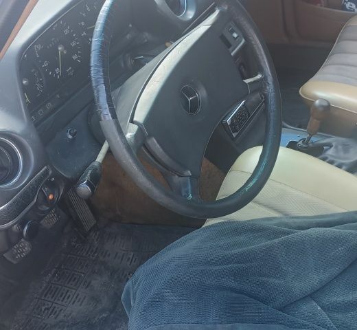 Синий Мерседес В123, объемом двигателя 2 л и пробегом 1000 тыс. км за 1000 $, фото 5 на Automoto.ua