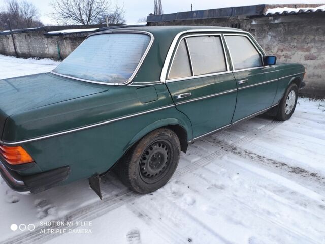 Зеленый Мерседес В123, объемом двигателя 2 л и пробегом 400 тыс. км за 1313 $, фото 4 на Automoto.ua