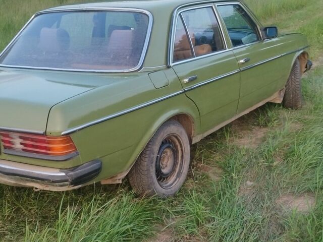 Зелений Мерседес В123, об'ємом двигуна 2 л та пробігом 400 тис. км за 1100 $, фото 1 на Automoto.ua