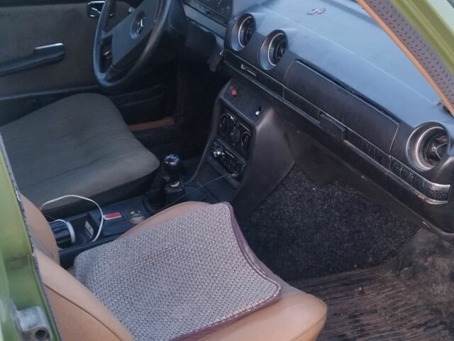 Зелений Мерседес В123, об'ємом двигуна 2 л та пробігом 400 тис. км за 1100 $, фото 4 на Automoto.ua