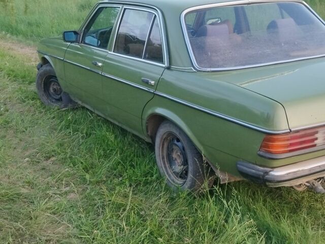 Зелений Мерседес В123, об'ємом двигуна 2 л та пробігом 400 тис. км за 1100 $, фото 2 на Automoto.ua