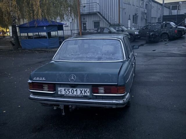 Зелений Мерседес В123, об'ємом двигуна 3 л та пробігом 300 тис. км за 600 $, фото 2 на Automoto.ua