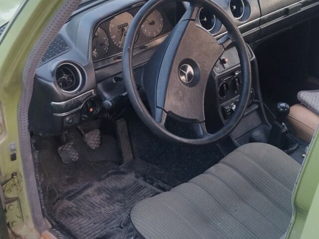 Зелений Мерседес В123, об'ємом двигуна 2 л та пробігом 400 тис. км за 1100 $, фото 3 на Automoto.ua