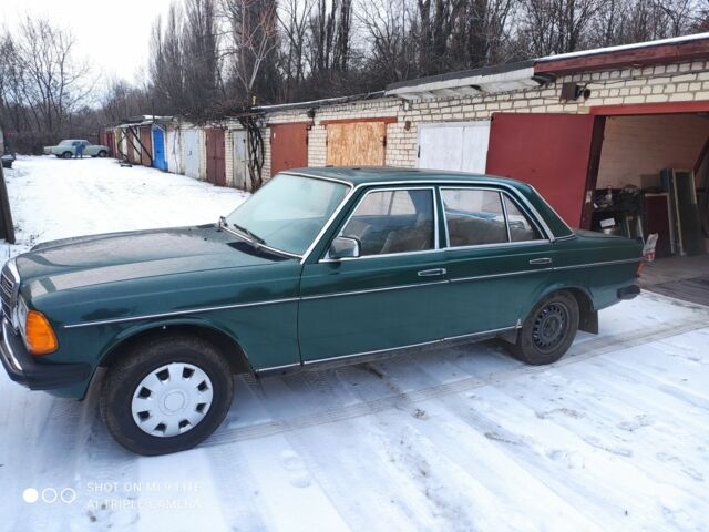 Зеленый Мерседес В123, объемом двигателя 2 л и пробегом 400 тыс. км за 1313 $, фото 2 на Automoto.ua