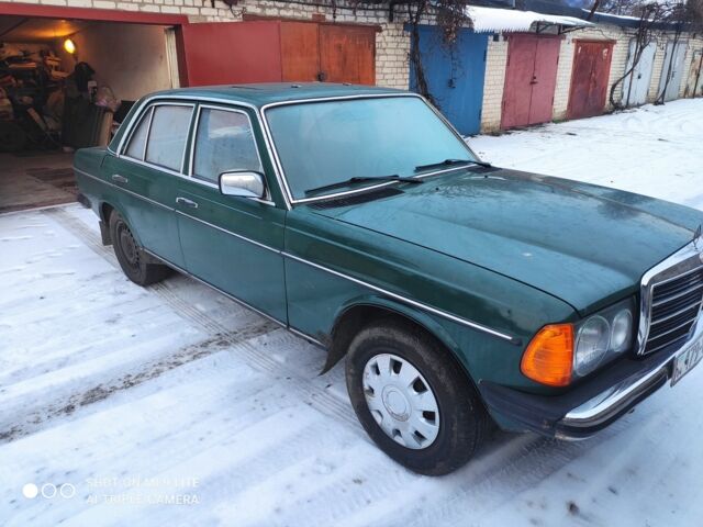 Зеленый Мерседес В123, объемом двигателя 2 л и пробегом 400 тыс. км за 1313 $, фото 3 на Automoto.ua
