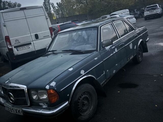 Зелений Мерседес В123, об'ємом двигуна 3 л та пробігом 300 тис. км за 600 $, фото 1 на Automoto.ua