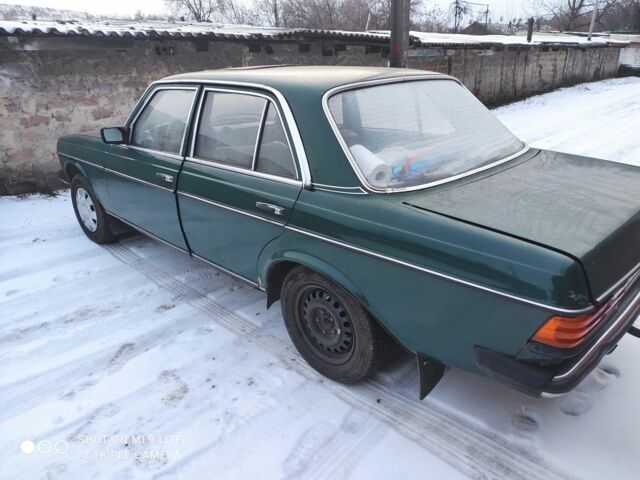 Зеленый Мерседес В123, объемом двигателя 2 л и пробегом 400 тыс. км за 1313 $, фото 1 на Automoto.ua