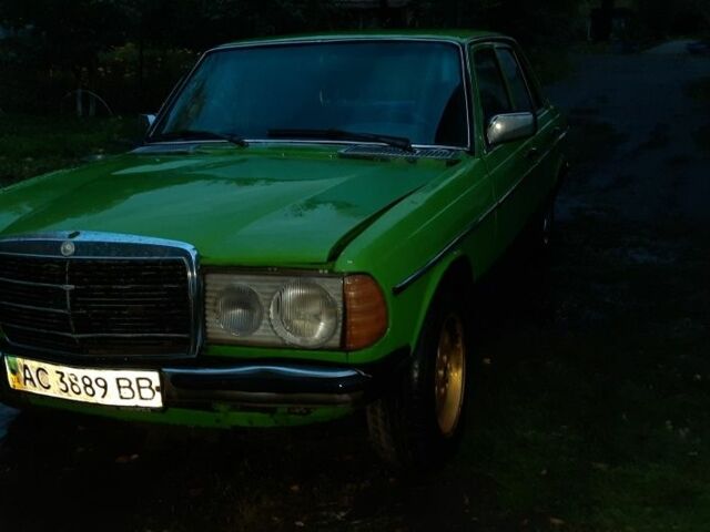 Зелений Мерседес В123, об'ємом двигуна 0 л та пробігом 350 тис. км за 750 $, фото 1 на Automoto.ua