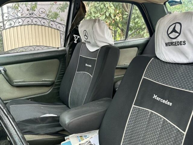 Зеленый Мерседес В123, объемом двигателя 2 л и пробегом 300 тыс. км за 750 $, фото 5 на Automoto.ua