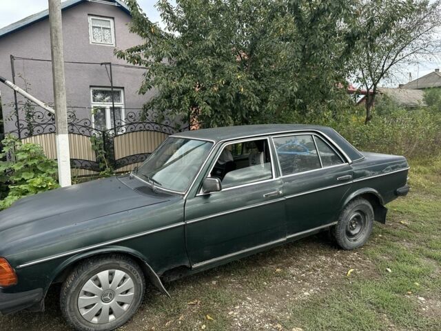 Зеленый Мерседес В123, объемом двигателя 2 л и пробегом 300 тыс. км за 750 $, фото 1 на Automoto.ua