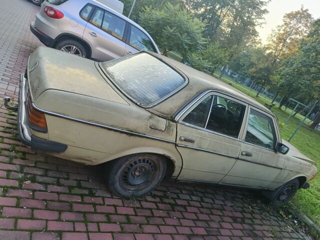 Зелений Мерседес В123, об'ємом двигуна 0 л та пробігом 400 тис. км за 1068 $, фото 2 на Automoto.ua