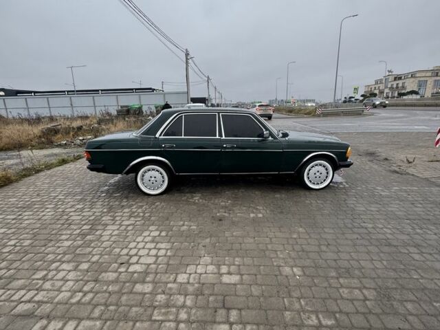 Зеленый Мерседес В123, объемом двигателя 2.4 л и пробегом 200 тыс. км за 2200 $, фото 7 на Automoto.ua