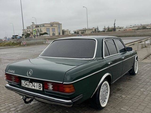 Зеленый Мерседес В123, объемом двигателя 2.4 л и пробегом 200 тыс. км за 2200 $, фото 4 на Automoto.ua