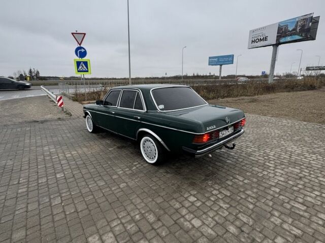 Зеленый Мерседес В123, объемом двигателя 2.4 л и пробегом 200 тыс. км за 2200 $, фото 3 на Automoto.ua