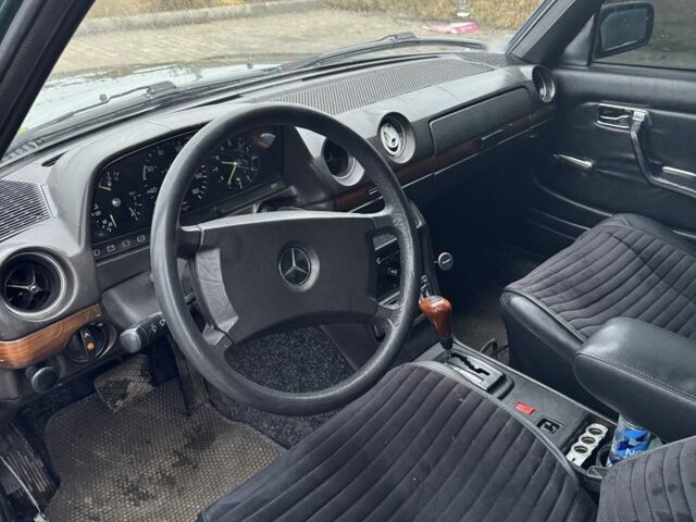 Зеленый Мерседес В123, объемом двигателя 2.4 л и пробегом 200 тыс. км за 2200 $, фото 5 на Automoto.ua