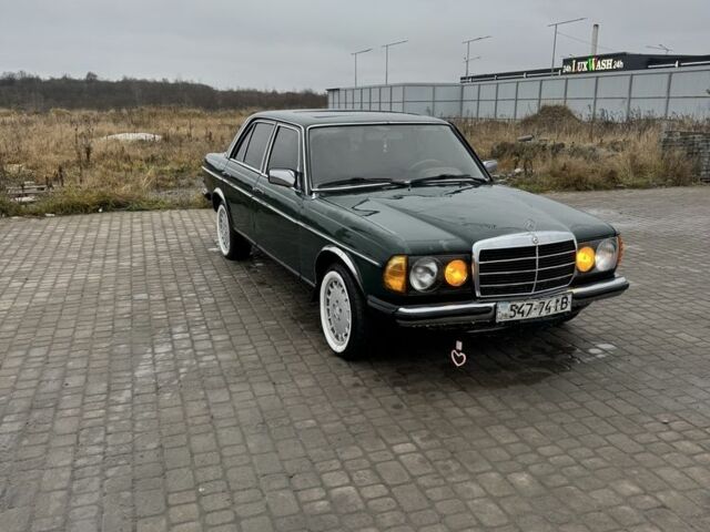 Зеленый Мерседес В123, объемом двигателя 2.4 л и пробегом 200 тыс. км за 2200 $, фото 2 на Automoto.ua