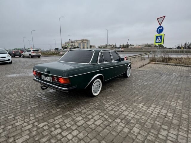 Зеленый Мерседес В123, объемом двигателя 2.4 л и пробегом 200 тыс. км за 2200 $, фото 1 на Automoto.ua