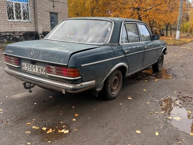 Зеленый Мерседес В123, объемом двигателя 3 л и пробегом 10 тыс. км за 680 $, фото 4 на Automoto.ua