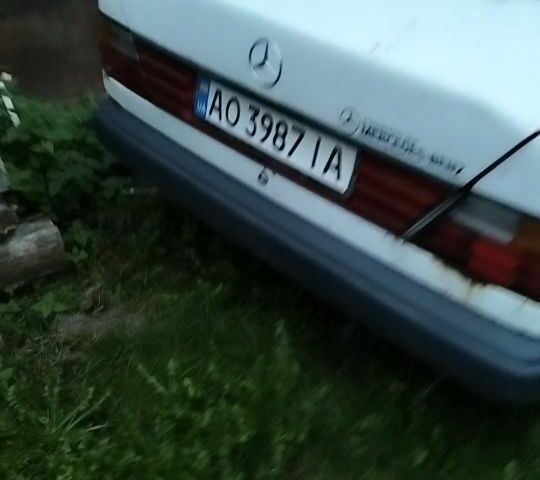 Білий Мерседес В124, об'ємом двигуна 2 л та пробігом 500 тис. км за 400 $, фото 1 на Automoto.ua