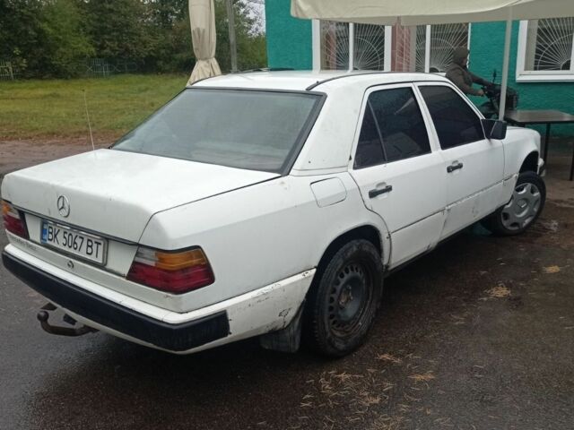 Белый Мерседес В124, объемом двигателя 2 л и пробегом 1000 тыс. км за 834 $, фото 5 на Automoto.ua
