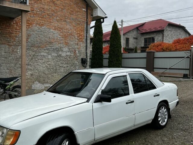 Білий Мерседес В124, об'ємом двигуна 2 л та пробігом 270 тис. км за 1100 $, фото 1 на Automoto.ua