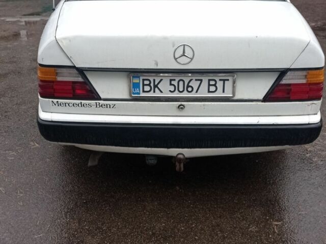 Белый Мерседес В124, объемом двигателя 2 л и пробегом 1000 тыс. км за 834 $, фото 1 на Automoto.ua