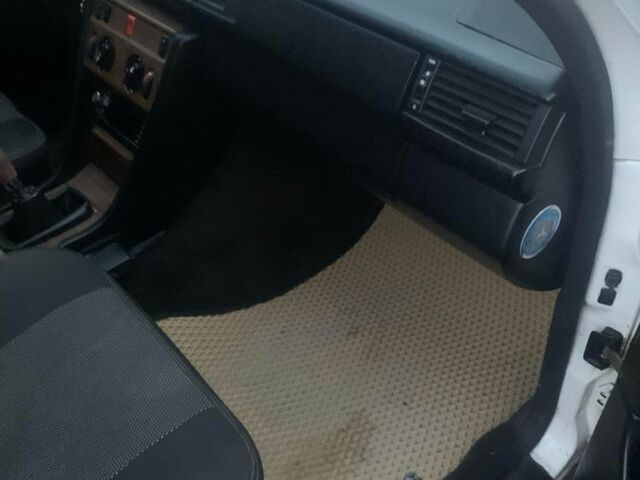 Білий Мерседес В124, об'ємом двигуна 2.6 л та пробігом 3 тис. км за 1700 $, фото 11 на Automoto.ua