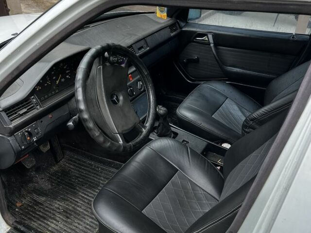 Білий Мерседес В124, об'ємом двигуна 2 л та пробігом 270 тис. км за 1100 $, фото 4 на Automoto.ua