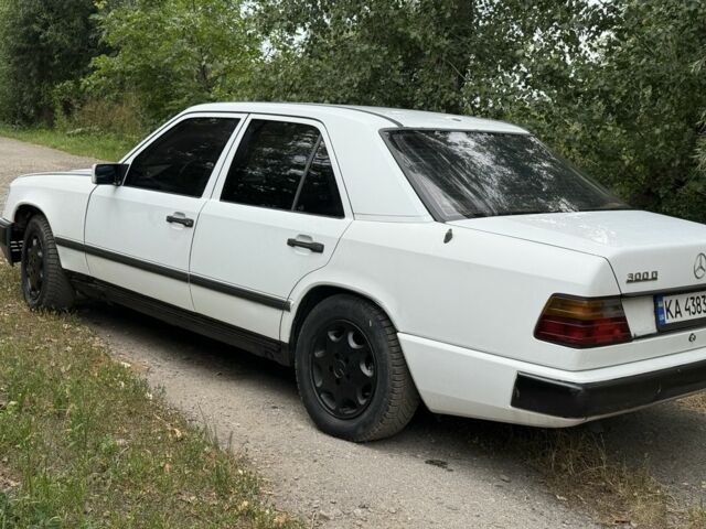 Белый Мерседес В124, объемом двигателя 3 л и пробегом 444 тыс. км за 2200 $, фото 5 на Automoto.ua