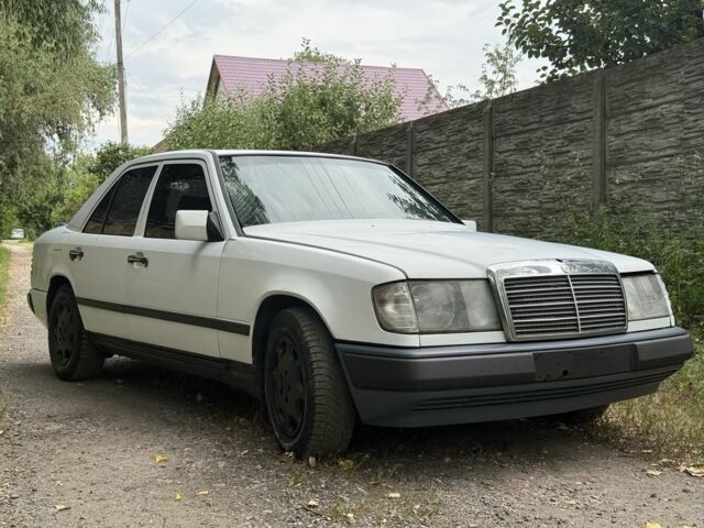 Белый Мерседес В124, объемом двигателя 3 л и пробегом 444 тыс. км за 2200 $, фото 11 на Automoto.ua