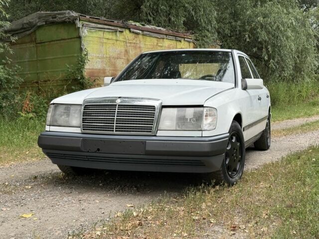 Белый Мерседес В124, объемом двигателя 3 л и пробегом 444 тыс. км за 2200 $, фото 1 на Automoto.ua