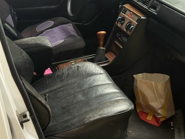 Белый Мерседес В124, объемом двигателя 3 л и пробегом 444 тыс. км за 2200 $, фото 14 на Automoto.ua