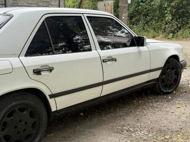 Белый Мерседес В124, объемом двигателя 3 л и пробегом 444 тыс. км за 2200 $, фото 7 на Automoto.ua