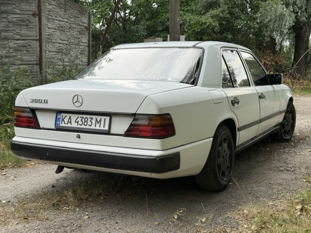 Белый Мерседес В124, объемом двигателя 3 л и пробегом 444 тыс. км за 2200 $, фото 3 на Automoto.ua