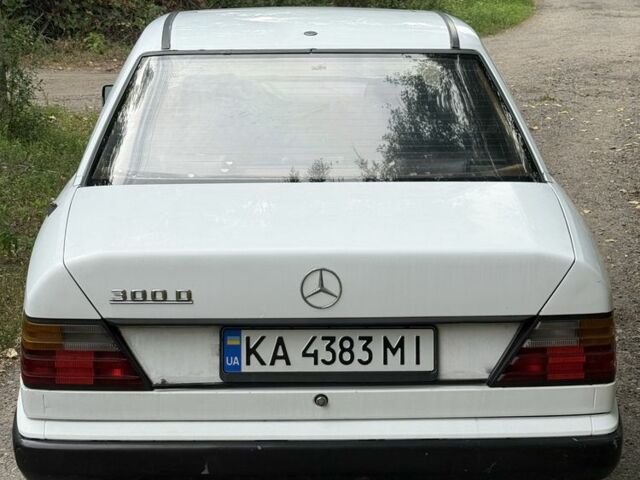 Белый Мерседес В124, объемом двигателя 3 л и пробегом 444 тыс. км за 2200 $, фото 6 на Automoto.ua