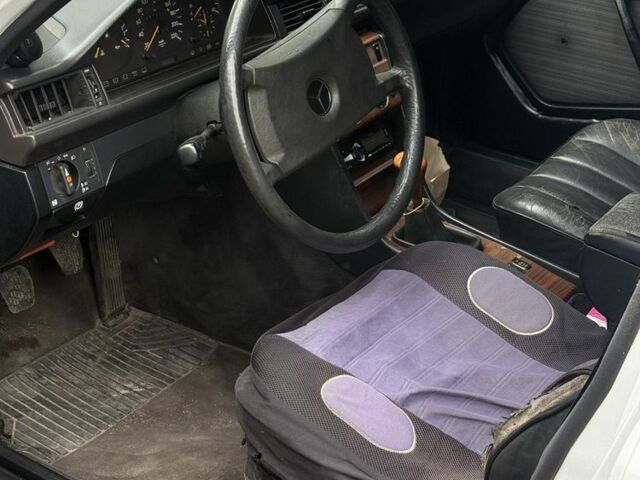 Белый Мерседес В124, объемом двигателя 3 л и пробегом 444 тыс. км за 2200 $, фото 9 на Automoto.ua