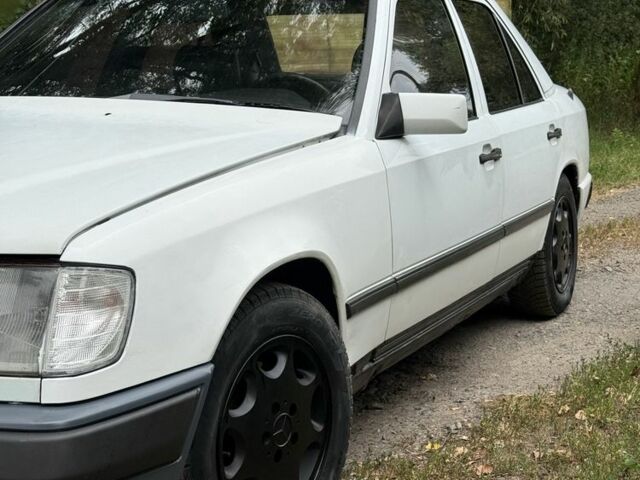 Белый Мерседес В124, объемом двигателя 3 л и пробегом 444 тыс. км за 2200 $, фото 2 на Automoto.ua