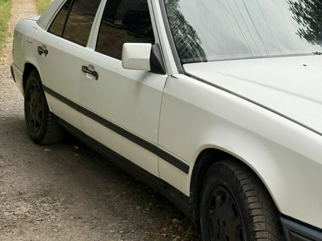 Белый Мерседес В124, объемом двигателя 3 л и пробегом 444 тыс. км за 2200 $, фото 12 на Automoto.ua