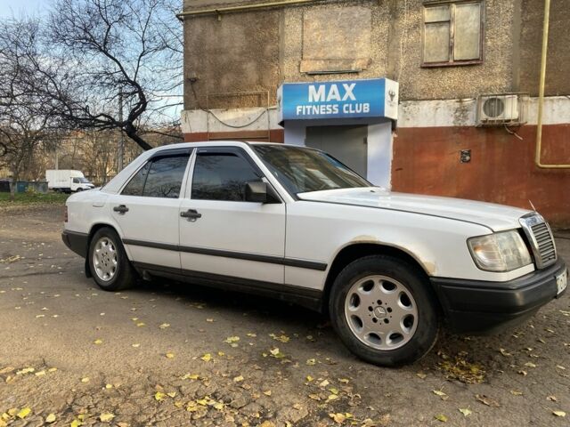 Белый Мерседес В124, объемом двигателя 2.5 л и пробегом 297 тыс. км за 2200 $, фото 2 на Automoto.ua