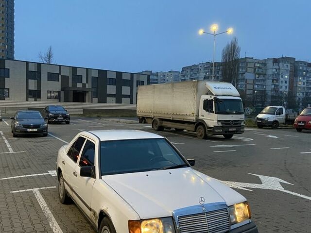 Белый Мерседес В124, объемом двигателя 2 л и пробегом 350 тыс. км за 1300 $, фото 5 на Automoto.ua