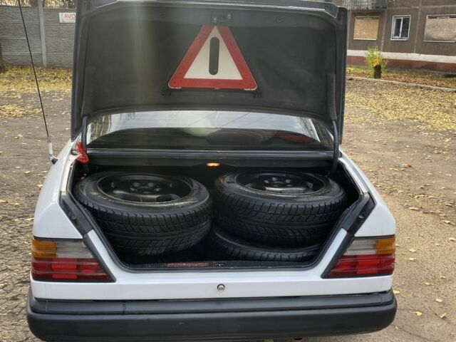 Белый Мерседес В124, объемом двигателя 2.5 л и пробегом 297 тыс. км за 2200 $, фото 11 на Automoto.ua