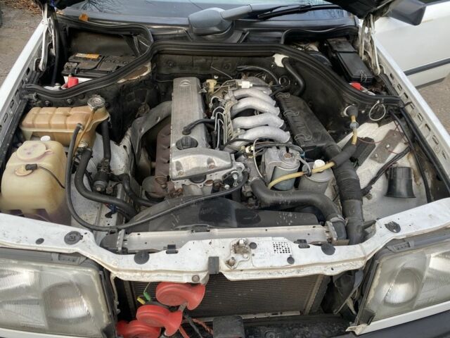 Белый Мерседес В124, объемом двигателя 2.5 л и пробегом 297 тыс. км за 2200 $, фото 12 на Automoto.ua