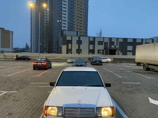 Белый Мерседес В124, объемом двигателя 2 л и пробегом 350 тыс. км за 1300 $, фото 3 на Automoto.ua