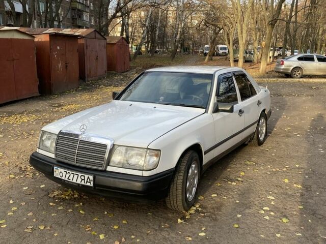 Белый Мерседес В124, объемом двигателя 2.5 л и пробегом 297 тыс. км за 2200 $, фото 1 на Automoto.ua